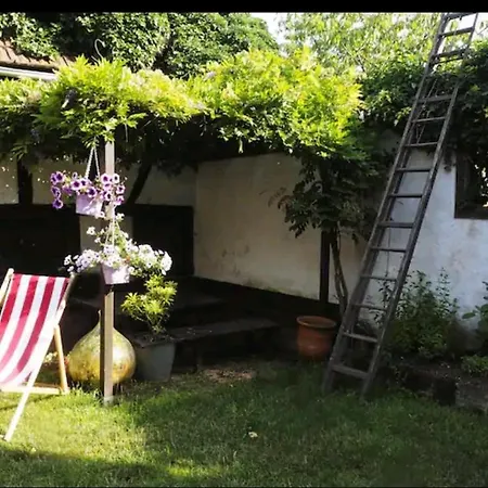 Un Curieux Petit Pavillon