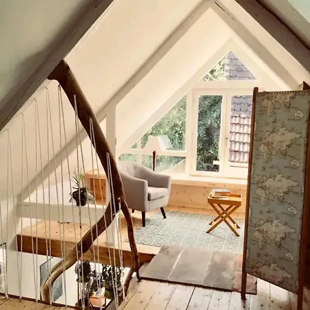 Un Curieux Petit Pavillon